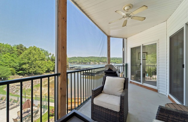 Cedar Heights 464 - Charming lakeview condo