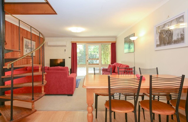 CEDAR HOLIDAY UNITS - APARTMENT 2: Bright