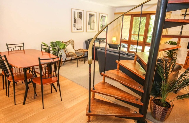 CEDAR HOLIDAY UNITS - APARTMENT 3: Bright