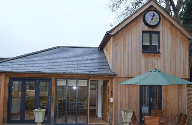 Cedar Lodge - Cottage with Garden View