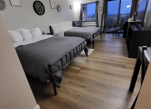 Cedar Lodge Room w/Lake Views!