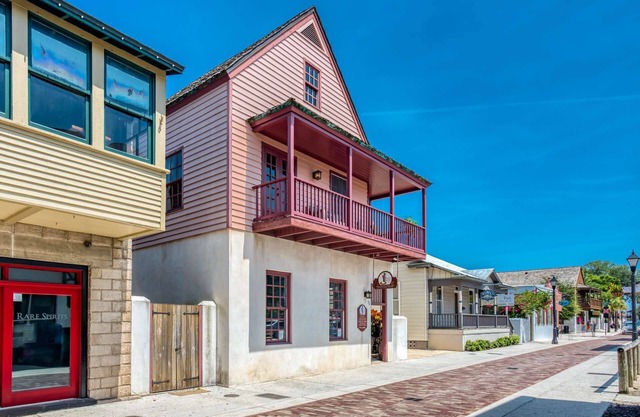 Center of Historic City- Balcony Overlooks Shops, Restaurants, Bars, Free Parking, Walk Everywhere!