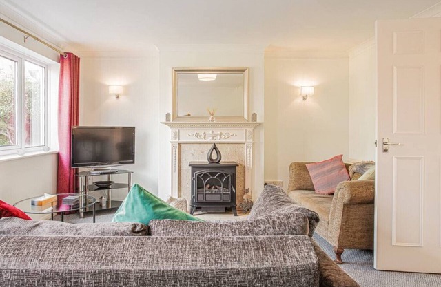 Central 2 Bed House with Garden and Free Parking