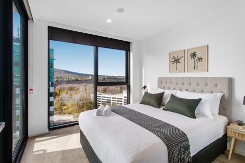 Central 2-Bed with Gym, BBQ & Stunning Views