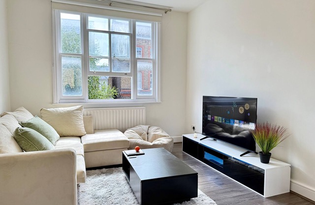 Central 2bed Apartment-sleeps 4, Pets Ok & Balcony