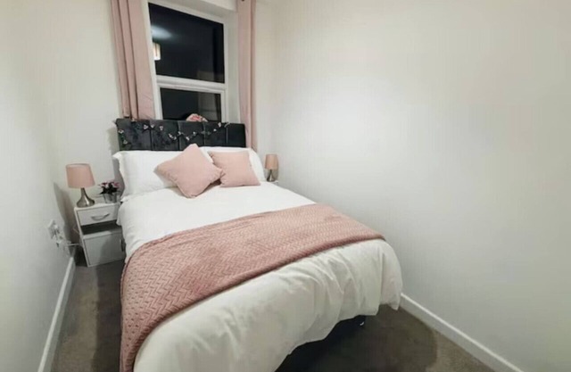 Central 2BR Watford Flat 10D | Stayfolk