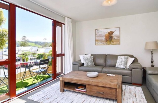 Central Akaroa Retreat - Balcony & Parking -Tumeke Akaroa