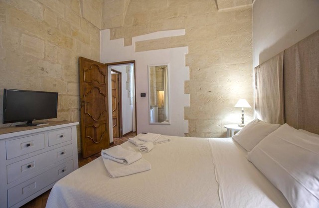 Central andTraditional Suite with kitchen and terrace