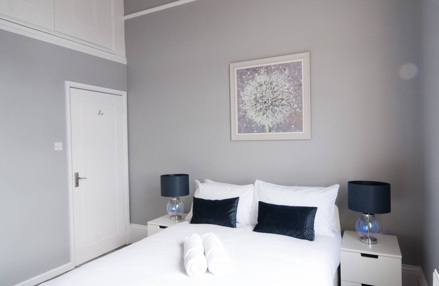 Central Cheltenham, Regency 2-Bed Apartment - Cavalier Suite