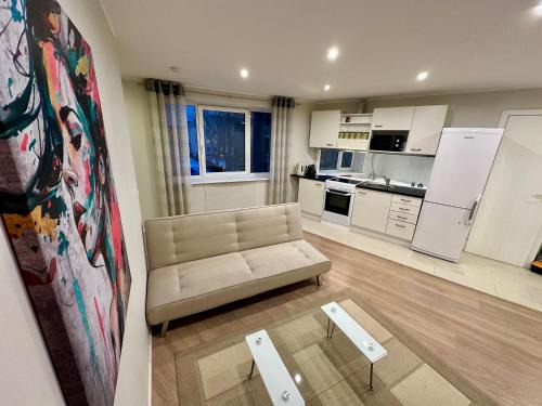 Central Location Apartment with Wide Bath