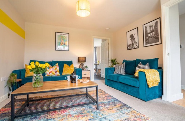 Central location -3 Beds, 2 baths , off-street parking, fast Wifi, sleeps 7