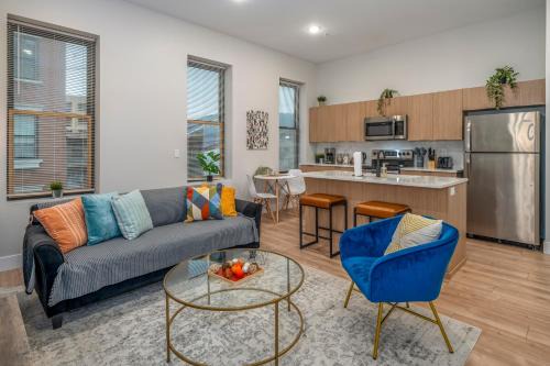 Central Over-the-Rhine, 3 Lux Queen Beds, Steps to TQL, Findlay Market & Light Rail, Fast Wifi, Sleeps 7ppl