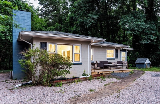 Central Pet-Friendly 2BR with Large Private Yard