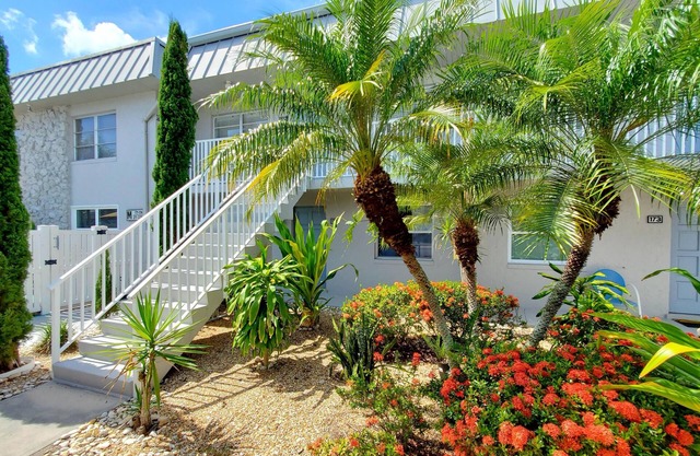 Central Quiet Location, only 8 Miles to Ft. Myers Beach