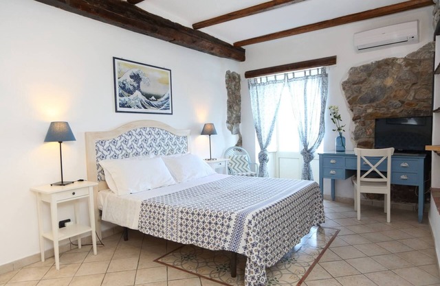 Central Room With Balcony And Amazing Sea View