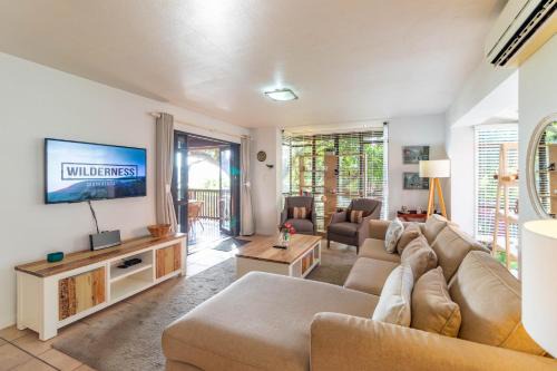Central Wilderness Bliss - Sleeps 6 - Beach & Lagoon