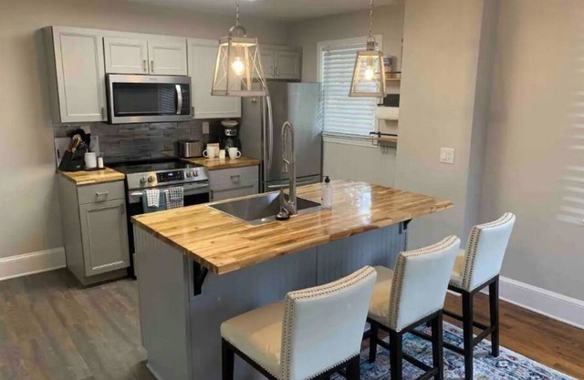 Centralized Charlotte Townhouse with Table Tennis