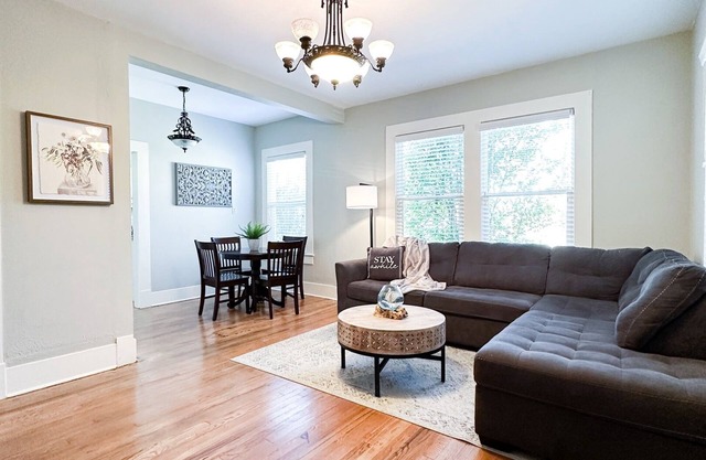 Centrally Located Downtown, Full Kitchen, Patio