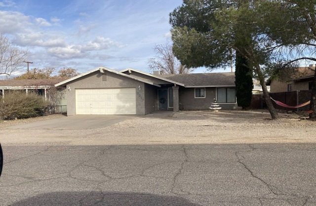 Centrally located, fenced backyard, and pets welcome! Enjoy Hualapai mountains!