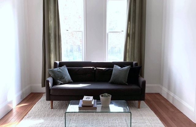 Centrally located peaceful modern farmhouse (3bd/2ba)