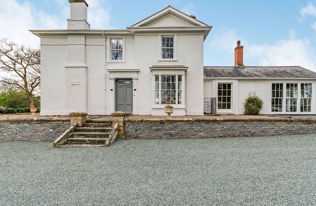 CHADBURY HOUSE ANNEXE, pet friendly, with a garden in Evesham