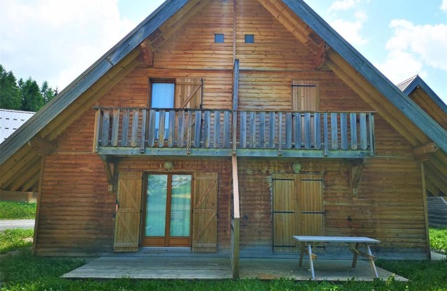 Chalet 3 pièces à La Joue du Loup avec parking, 7 personnes - FR-1-504-45