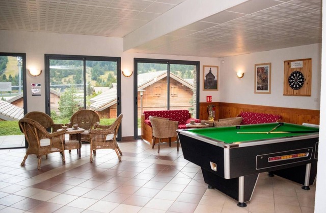 Chalet, 300m from ski slopes, fitness, swimming pool, sauna, terrace, parking, tv, ski locker, 45m²