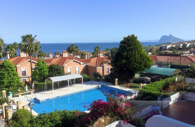 CHALET ADOSADO en LA ALCAIDESA, Cádiz. Vistas al Mar. Playa, Piscina.