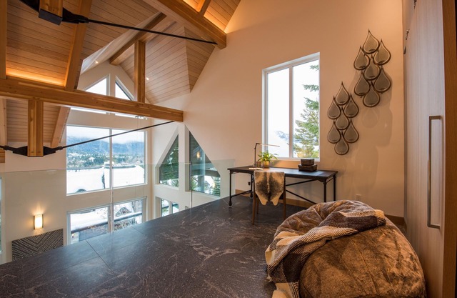 Chalet Champagne Luxury. TRUE ski in/out, 4 bed/4 bath Magnificent Views Hot Tub