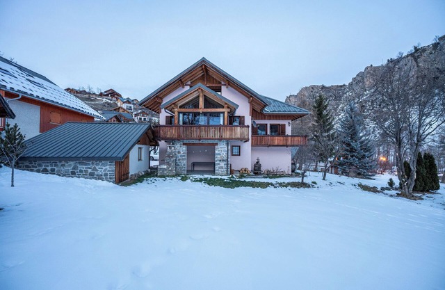 Chalet 'Colenfrey - Valloire' with Mountain View, Private Terrace and Wi-Fi