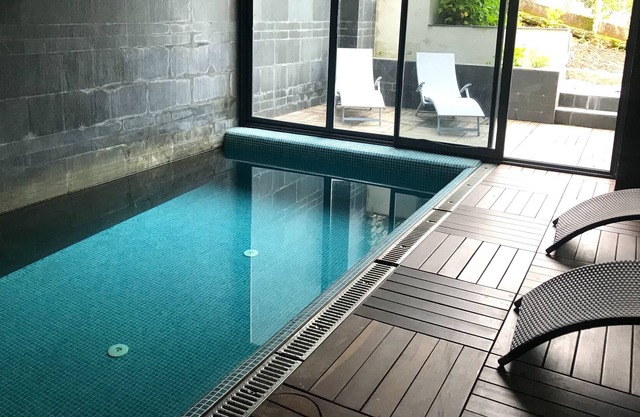 Chalet for 9 people with heated indoor pool and garden at 400 m. Beach