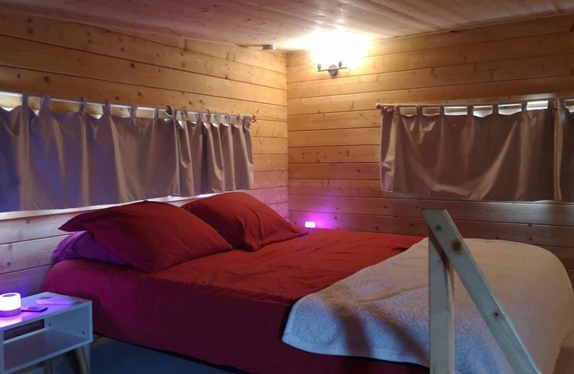 Chalet 'Le Petit Shantay Youstay' with Private Terrace, Wi-Fi and Air Conditioning