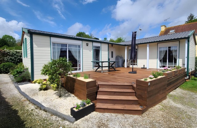 Chalet of Happiness by Lake Guerlédan