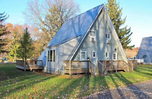 Chalet on the Lake 81 w/Beach Access, Pools, Sport Courts, Fishing Pond & more!