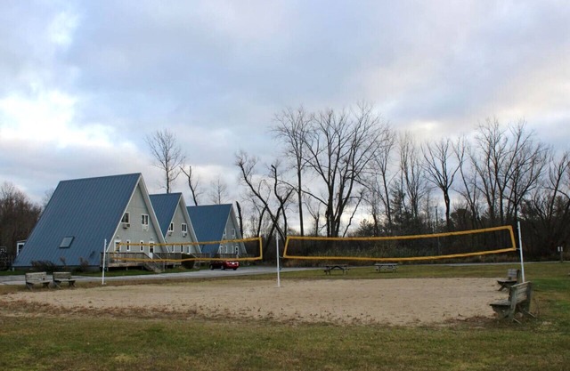 Chalet on the Lake 48 w/Beach Access, Pools, Sport Courts, Fishing Pond & more!