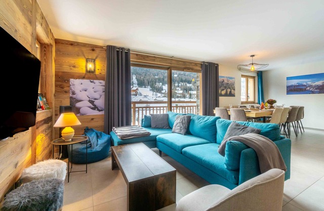 'Chalet Pramaria - Apt L'Arcelle' with Mountain View, Wi-Fi and Air Conditioning