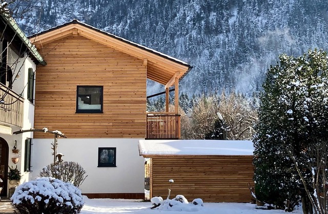 Chalet Panorama: Zugspitze view; NEW; Natural wooden house, hiking trails, ski lift, cross-country ski runs