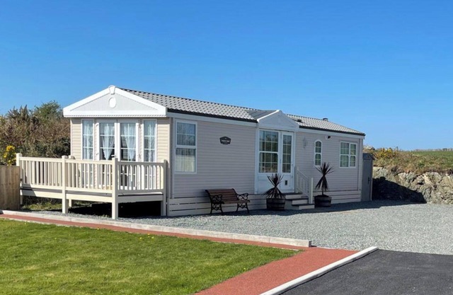 Chalet Sleeps 4 Near Cymyran Beach