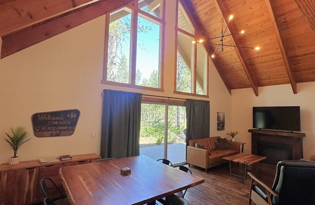 Chalet Squatch - Cozy-Luxe Cabin Near Village & SHARC!