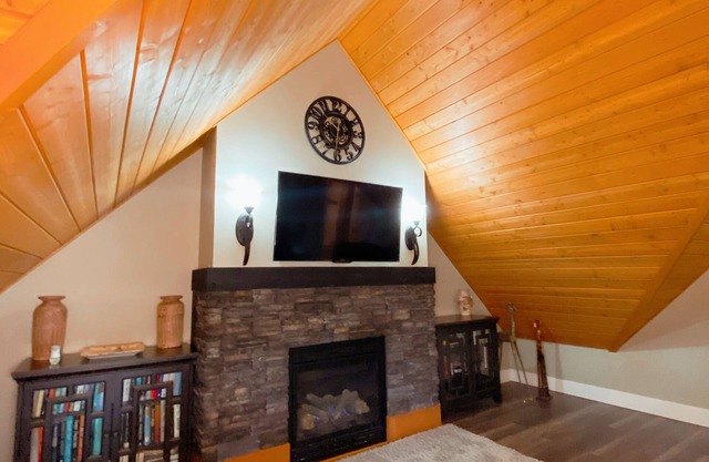 Chalet Style Suite on Peachland Acreage