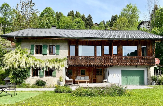 Chalet typical Savoyard farmhouse in the countryside, family holidays and friends