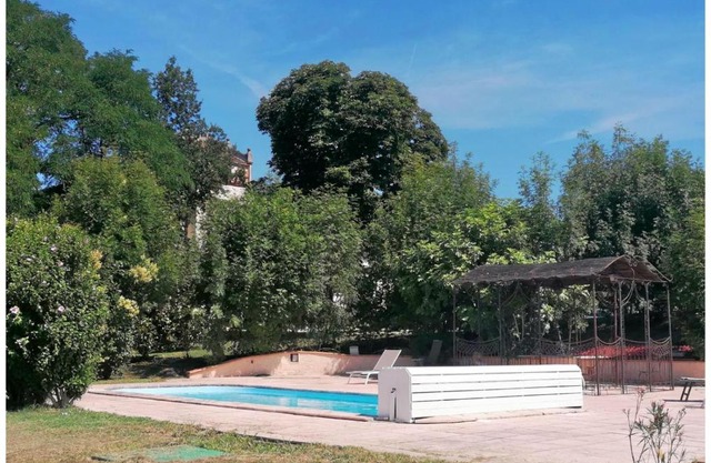 Chambre du Pigeonnier avec accès piscine !