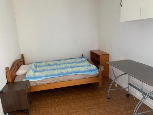Chambre single au 4ème étage proche aéroport d'Orly