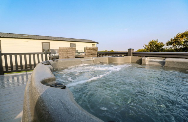 CHANTRY LODGE, pet friendly, with pool in Goonhavern