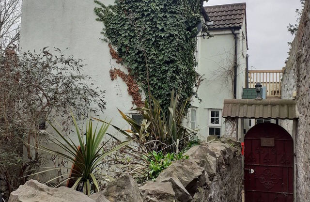 Characterful Cottage near the Beach, Shops & Pier