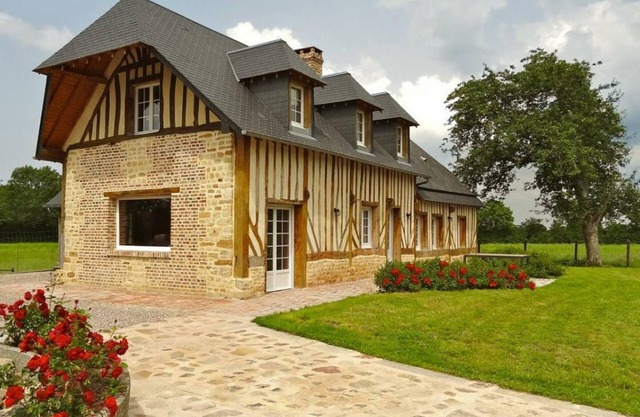 Characterful house in Crouttes with fireplace, pets allowed and WiFi