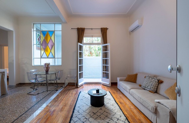 Charlie – Timeless Charm & Modern Comfort