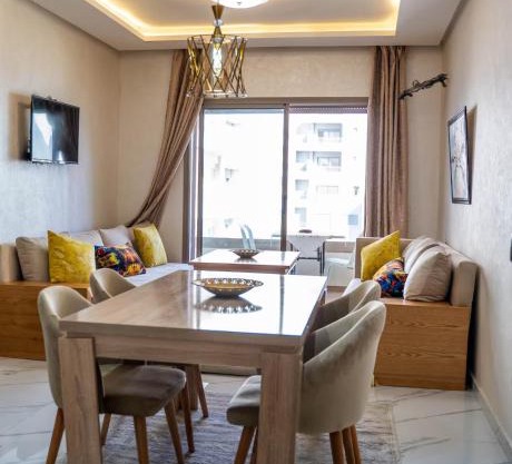 Charmante Deux Chambres et Salon Avec Jardin et Piscine à coté de plage