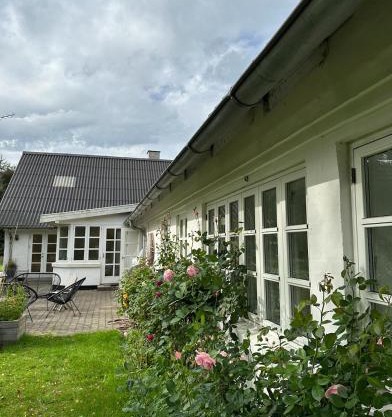 Charmerende lejlighed på landet med privat skov