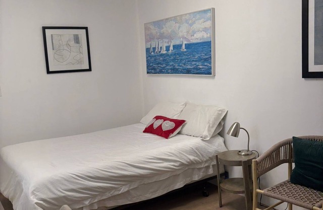 Charming 1-bedroom cottage in serene Hallandale Beach with AC, WiFi